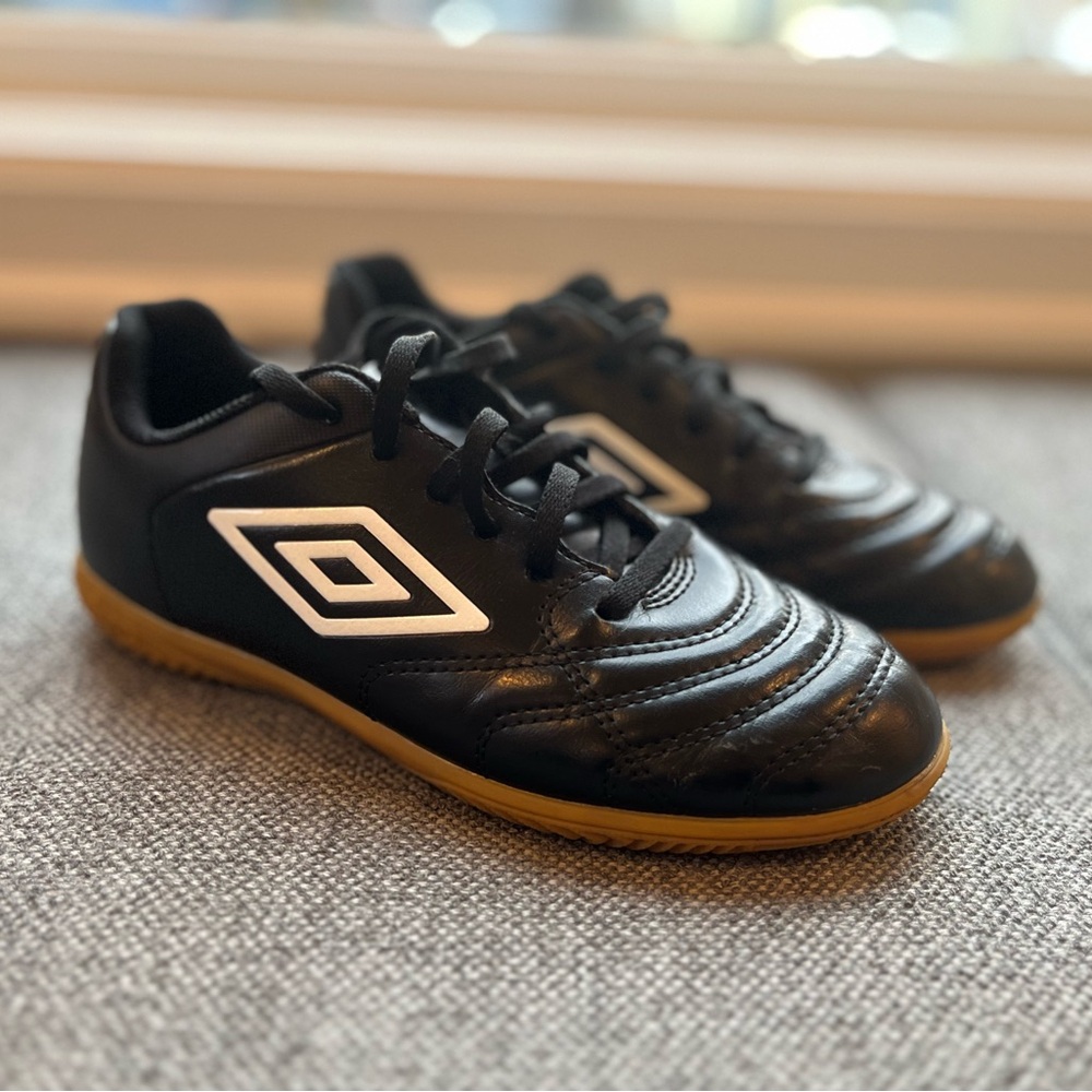 Umbro Kids Classico Indoor Soccer Shoes / Lifestyle Tennies